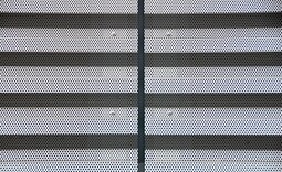 Detailansicht der vollgelochten Trapezprofile Typ 45-150 an der Fassade