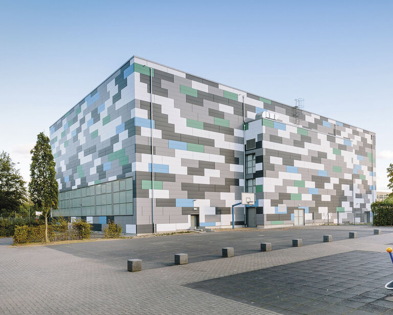 Referenz-Projekt mit Siding Plus in den Farben „matt-de-luxe” grey 107, grey 207, white 109, green 106, blue 105
