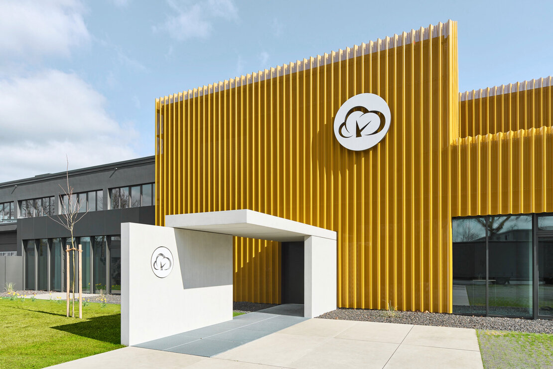 Vollgelochte Trapezprofile Typ 153-280 an der Fassade der Produktionshalle in Gütersloh