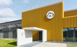 Vollgelochte Trapezprofile Typ 153-280 an der Fassade der Produktionshalle in Gütersloh