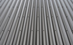 Nahaufnahme der pyramidenfärmigen Profilstruktur und einheitlicher Flächenwirkung