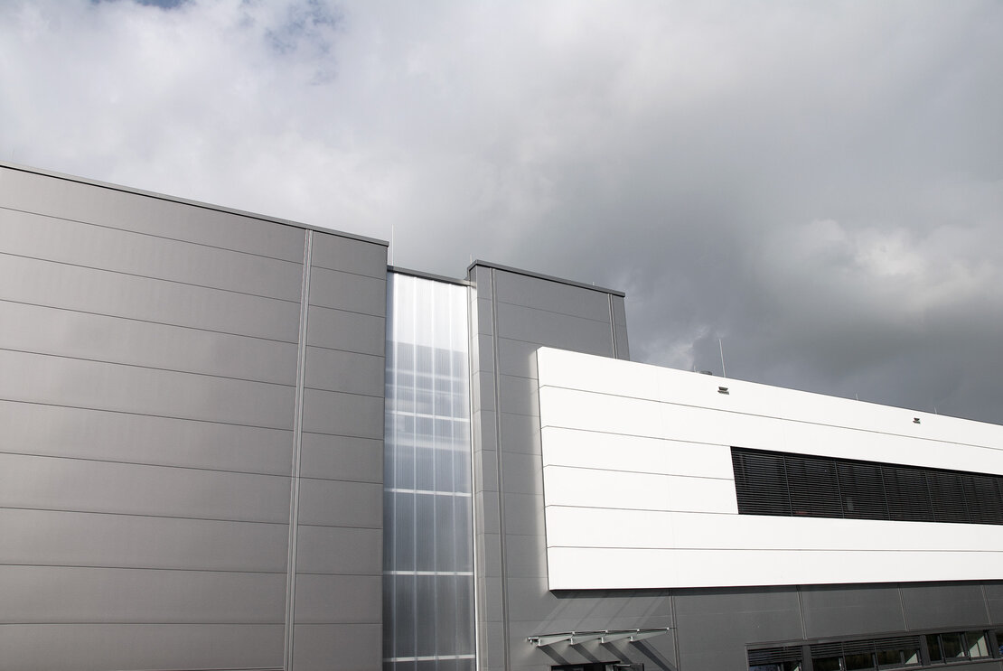 Sandwichfassade mit stranggepresster Aluminium-Lisene der Produktionshalle