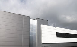 Sandwichfassade mit stranggepresster Aluminium-Lisene der Produktionshalle