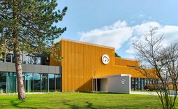 Produktionshalle und Bürogebäude in Gütersloh mit gelber Aluminium Trapezprofilfassade