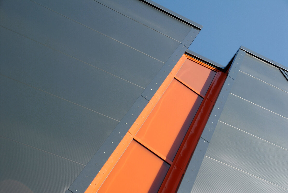 Produktionshalle Achern mit Sandwichfassade und speziellen Baustellenschnitten