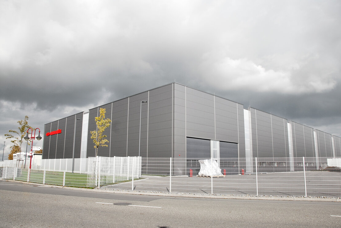 Produktionshalle Ilshofen mit Stahltrapezprofilen Typ 153-280 und Roma Paneelen