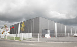 Produktionshalle Ilshofen mit Stahltrapezprofilen Typ 153-280 und Roma Paneelen