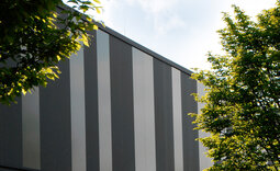 Fassade der Produktionshalle Emmerich mit ebenen Sandwichpaneele