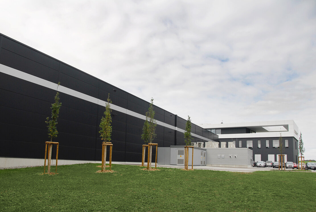 Fassade des Logistikzentrums mit Paneelen in Schwarzgrau und Weißaluminium