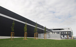 Fassade des Logistikzentrums mit Paneelen in Schwarzgrau und Weißaluminium
