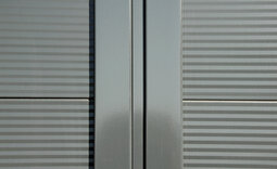 Detailansicht der Aluminium-Lisene und mikrolinierten Sandwichpaneelen