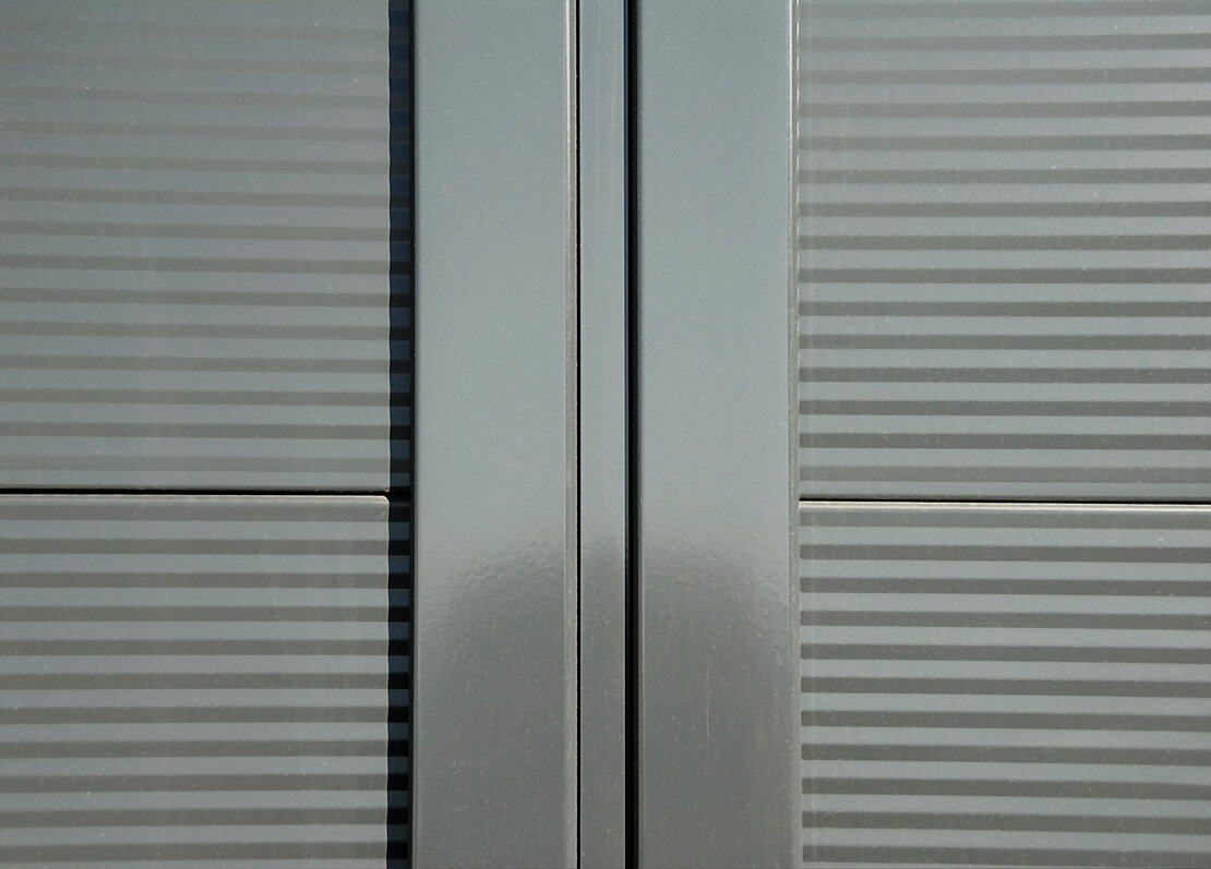 Detailansicht der Aluminium-Lisene und mikrolinierten Sandwichpaneelen