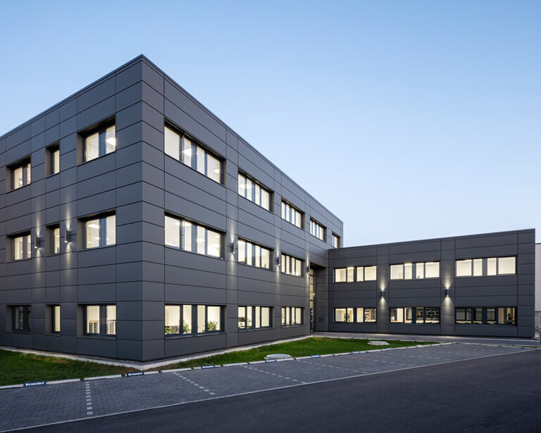 Referenz-Projekt mit Siding Plus im Farbton „matt-de-luxe” grey 207	