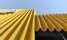 Detailansicht Fassade mit vollgelochten Aluminium Trapezprofilen mit Lochbild RV 5/8