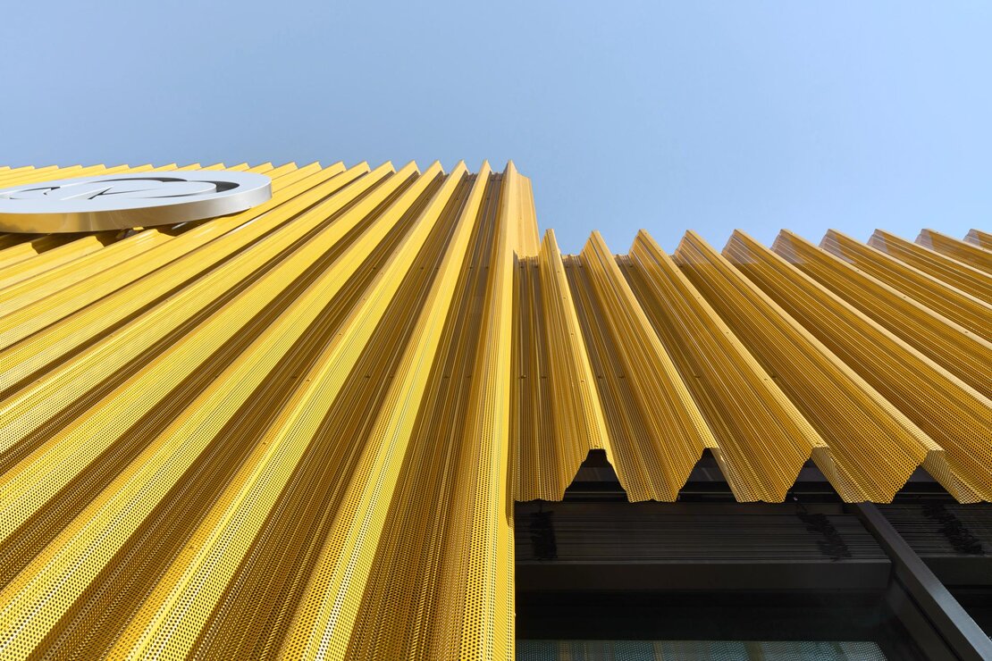 Detailansicht Fassade mit vollgelochten Aluminium Trapezprofilen mit Lochbild RV 5/8