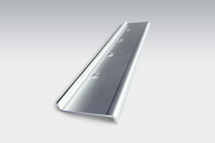 Lastverteilerplatte zur verdeckten Befestigung von Sandwichpaneelen an der Fassade