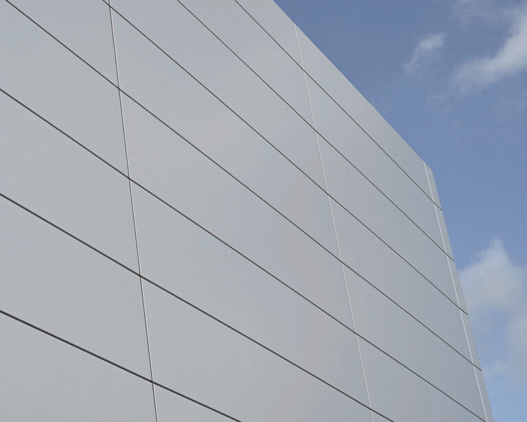 Referenz-Projekt mit Qbiss One im Farbton ähnlich RAL 9006 (weißaluminium)