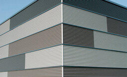 Ansicht der Fassadenecke mit horizontaler Lisene und Wellprofilen