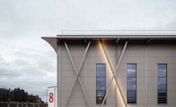Gebäudeecke des Logistikzentrums in Neumarkt i. d. Opf. mit vor der Sandwichfassade angebrachten und hinterleuchteten X-Elementen