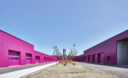 Innenhof mit gegenüberliegenden Hallenzeilen aus purpurfarbenem Stahl-Trapezprofil