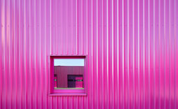 Monochrome Fassadenfläche des Werkhofes mit bündig eingesetztem Fenster und farbtreuer Einfassung