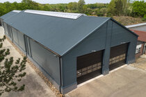 Landwirtschaftlich genutzte Halle mit wellprofiliertem Sandwichdach in 160mm Kerndicke und 200µm Beschichtung