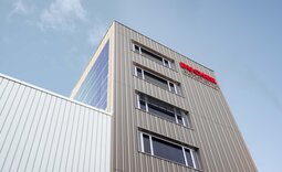 Seitenansicht des Bürogebäudes und der Produktionshalle mit innovativer Sonderprofilfassade