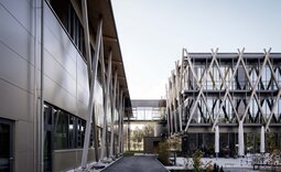 Übergang des Logistikzentrums mit Sandwichfassade in Mikrolinierung zum angrenzenden modernen Bürogebäude