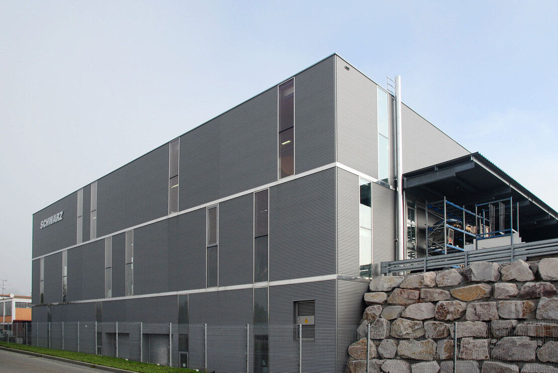 Produktionshalle Dornstetten mit Wellprofilen in unterschiedlichen Sonderfarbtönen