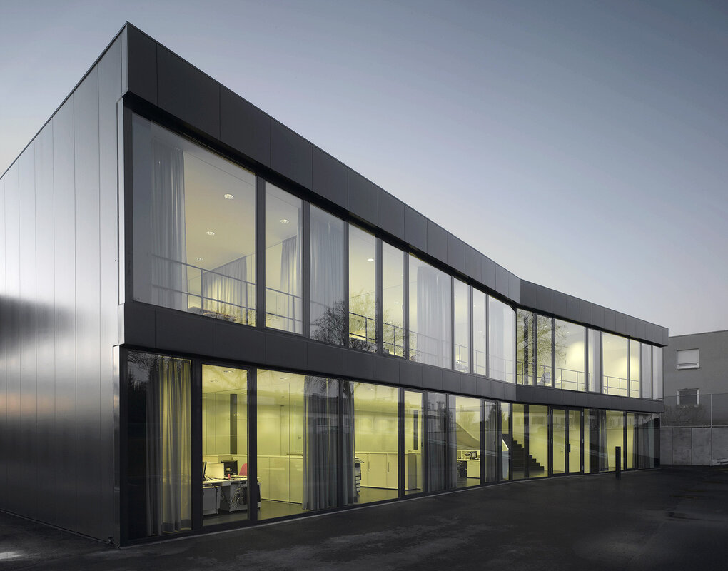 Detailansicht der Fassadenecke der Produktionshalle mit Pflaum Typ FI-0 Paneelen