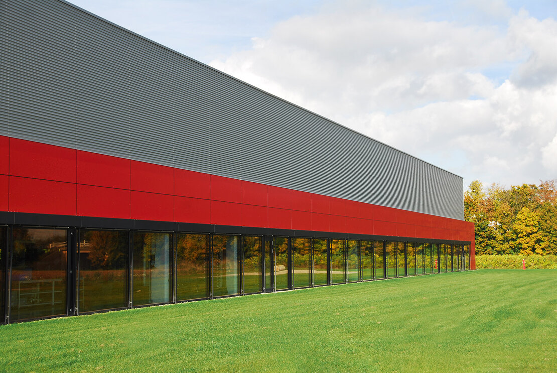 Produktionszentrum Waldenburg mit Aluminium Wellprofil Typ 18-76 und Glasfront