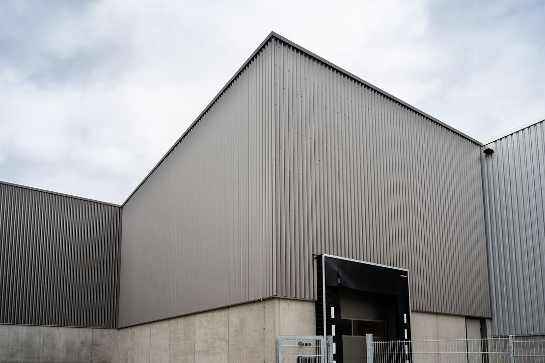 Gebäudeecke mit vertikal verlegtem Designprofil PT Design Delta 50-440