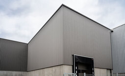 Gebäudeecke mit vertikal verlegtem Designprofil PT Design Delta 50-440