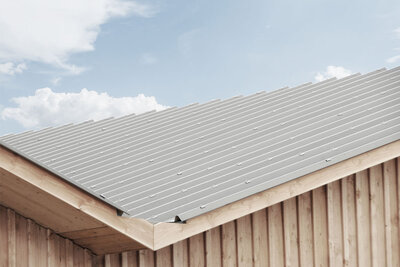 Landwirtschaftliches Gebäude mit Trapezprofil PT 35-207 in Blechdicke 1,00mm und 50µm Beschichtung ähnlich RAL 9006