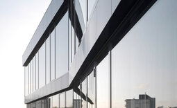 Fassade der Produktionshalle Bochum mit Pflaum Typ FI-0 Module4 Paneelen