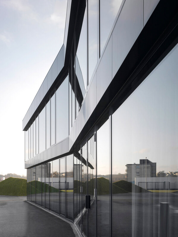 Fassade der Produktionshalle Bochum mit Pflaum Typ FI-0 Module4 Paneelen
