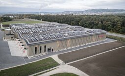 Luftaufnahme Logistikzentrum Neumarkt in der Oberpfalz mit Roma MiWo-Sandwichfassade Typ FV eco im Farbton ähnlich RAL 1035 perlbeige und Dach mit PV-Modulen