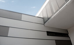 Fassadenecke der Produktionshalle Villingendorf mit horizontaler Lisene