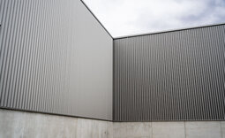 Wandfläche der Produktionshalle mit durchgängiger Profilierung und homogener Linienwirkung der Stahlfassade