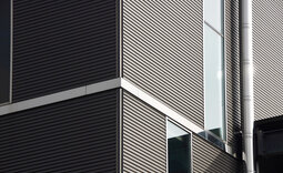 Nahaufnahme der Wellprofilfassade der Produktionshalle Dornstetten