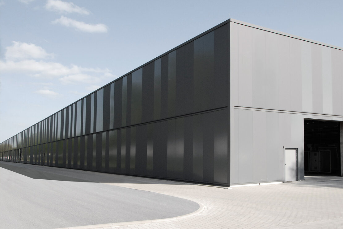 Produktionshalle Emmerich mit ebenen Pflaum Typ FI-0 Paneelen