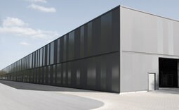 Produktionshalle Emmerich mit ebenen Pflaum Typ FI-0 Paneelen