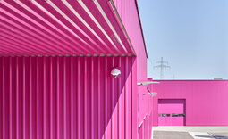 Blick durch eine überdachte Ladezone des Bauhofs mit durchgehendem Trapezprofil auf der Unterseite