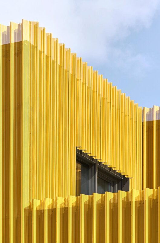Detailansicht Fassade mit vollgelochten Aluminium Trapezprofilen mit Lochbild RV 5/8