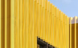 Detailansicht Fassade mit vollgelochten Aluminium Trapezprofilen mit Lochbild RV 5/8