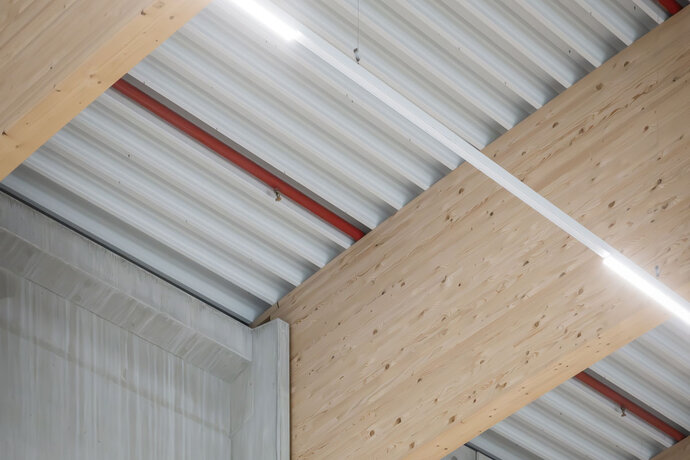 Mehrschaliger Dachaufbau einer Industriehalle mit Tragschalen