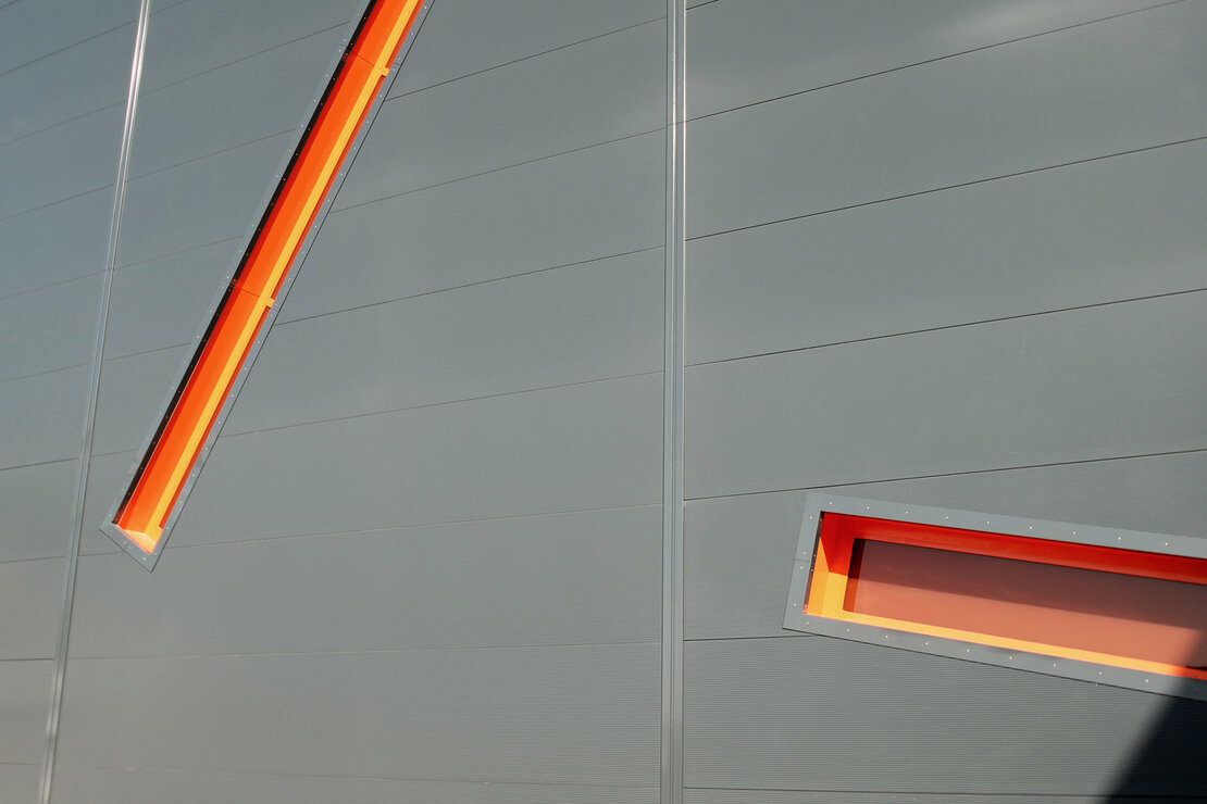 Detail der Sandwichfassade mit Baubreite 1.000 mm und stranggepresster Aluminium-Lisene