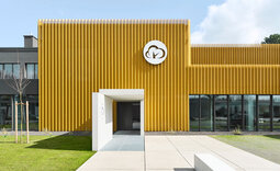 Produktionshalle Gütersloh mit Trapezprofilfassade und Blechdicke von 1,00 mm