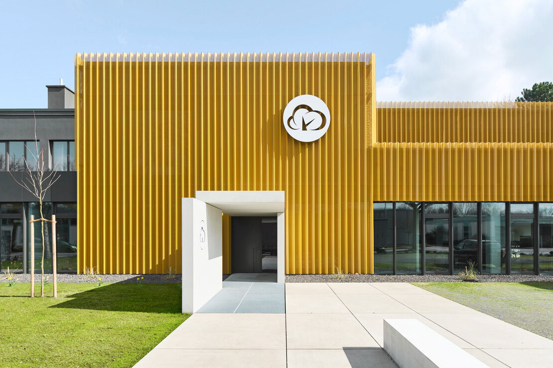 Produktionshalle Gütersloh mit Trapezprofilfassade und Blechdicke von 1,00 mm