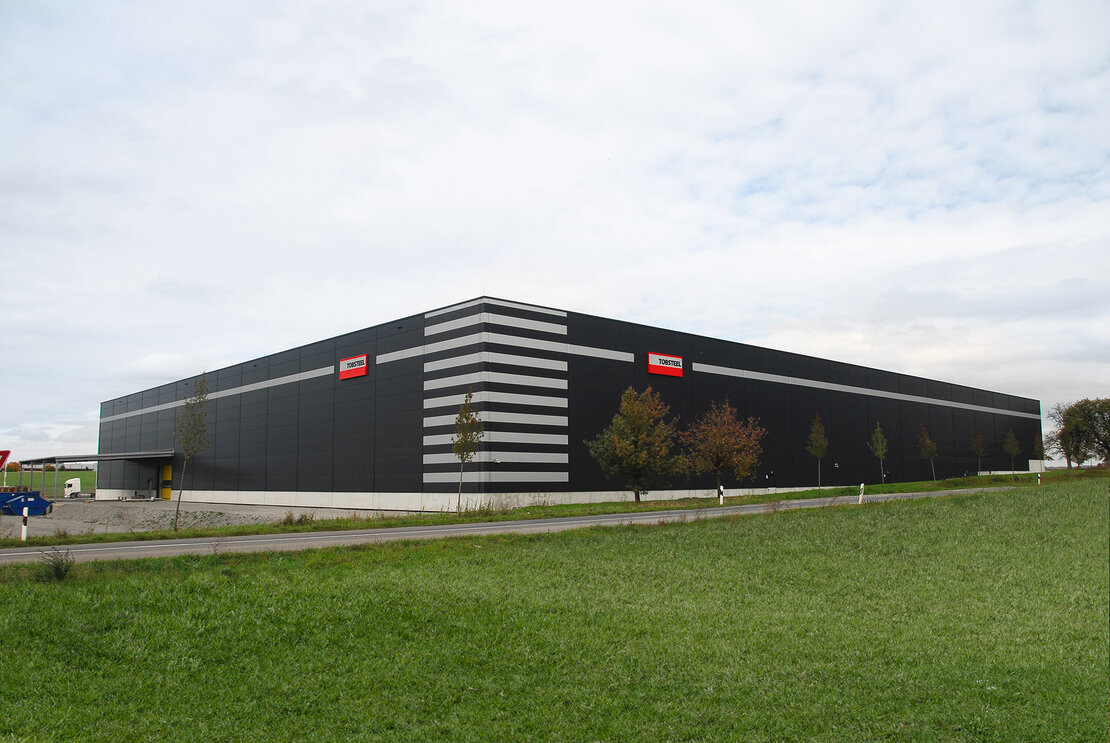 Gesamtansicht des Logistikzentrums Öhringen mit LD2 microprofilierten Paneelen